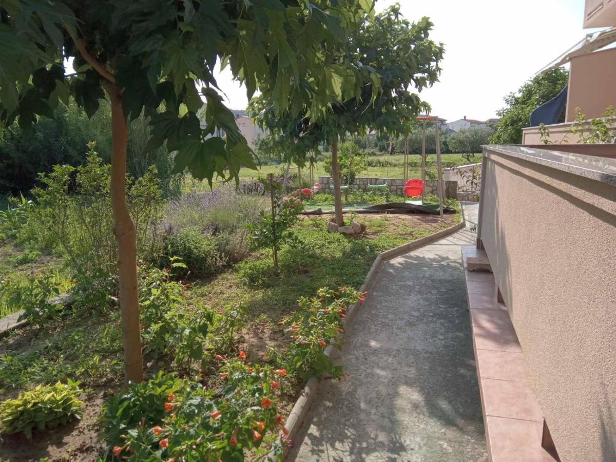 Apartmani Danijela โลปาร์ ภายนอก รูปภาพ