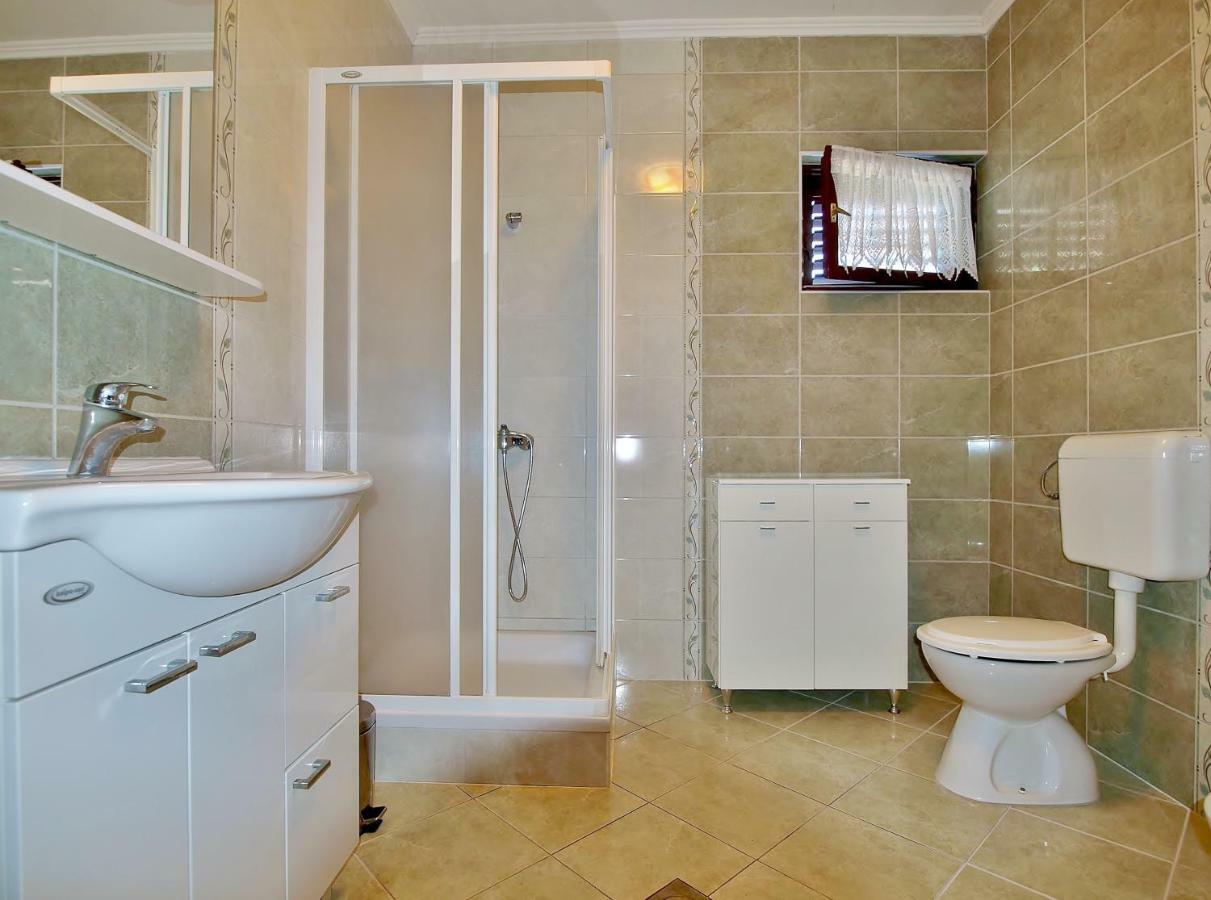 Apartmani Danijela โลปาร์ ภายนอก รูปภาพ